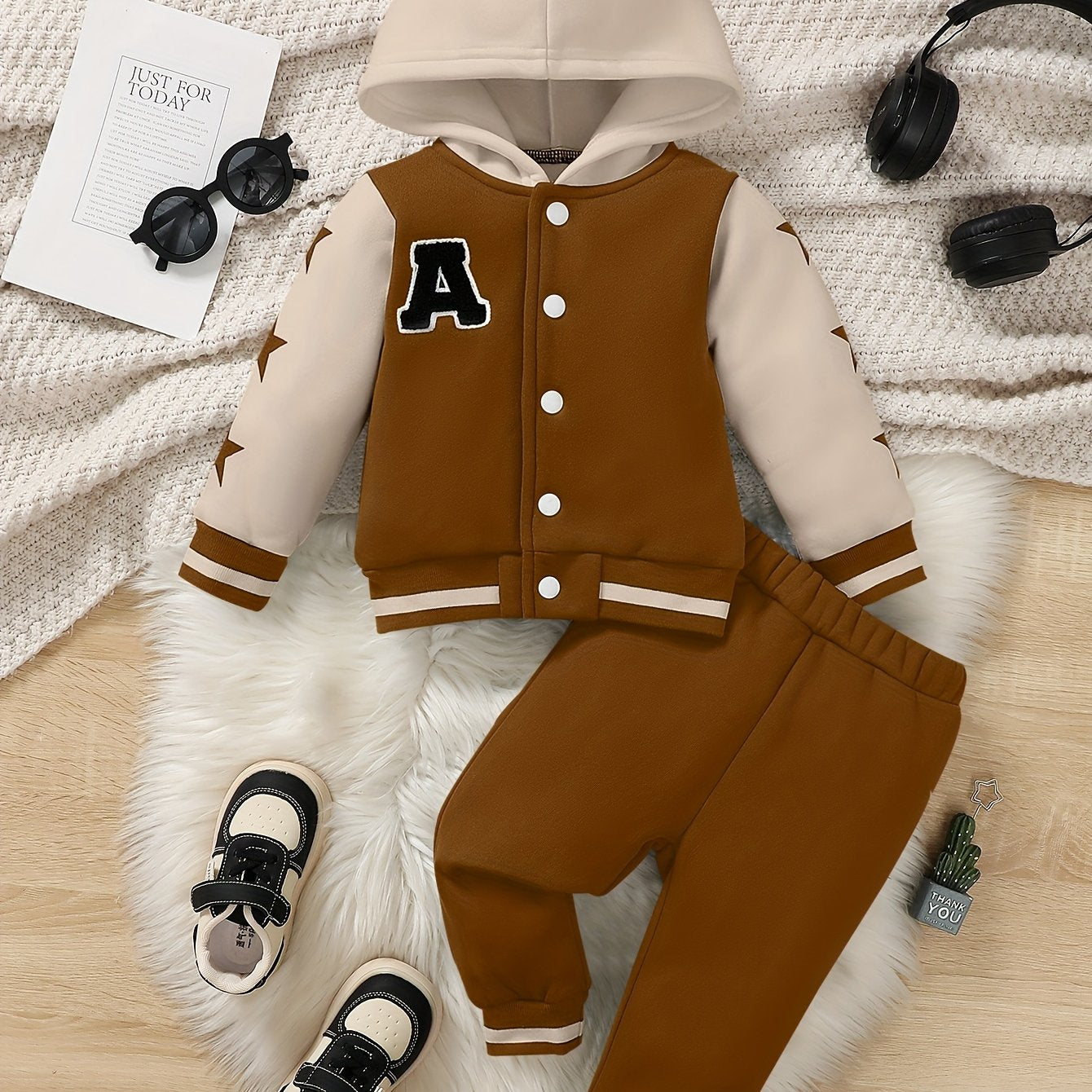 Boys' Two-Piece Set Featuring a Long-Sleeve Baseball Jacket with Star Patches And Comfortable Sweatpants, Stylish And Cute, Made of Thick Fleece for Warmth, for Outdoor