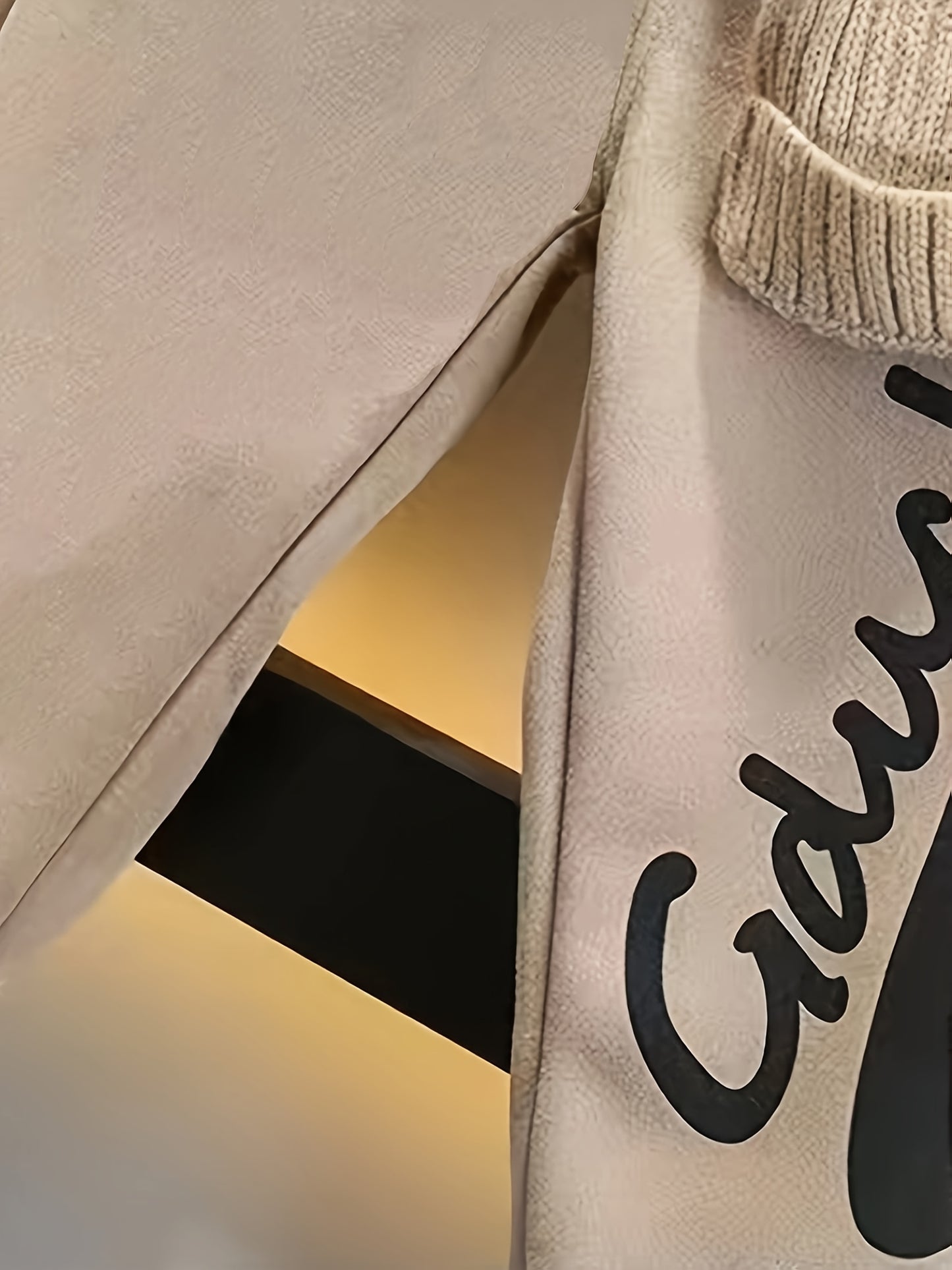 A boy's round-neck hoodie and long pants set, paired with cute bear accessories, is soft and comfortable. It is suitable for casual outdoor wear, especially for autumn and winter, and for school, Perfect for Outdoor