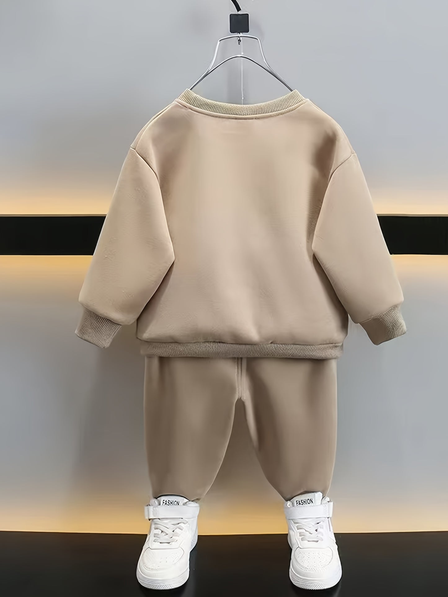 A boy's round-neck hoodie and long pants set, paired with cute bear accessories, is soft and comfortable. It is suitable for casual outdoor wear, especially for autumn and winter, and for school, Perfect for Outdoor